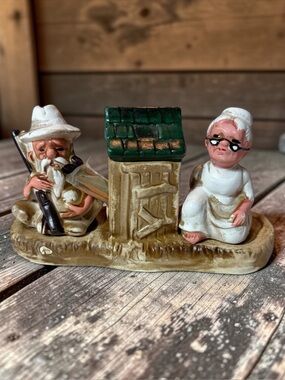 VINTAGE “MA AND PA OUTHOUSE” SALT & PEPPER SHAKER SET –JAPAN, NORTH POLE ALASKA